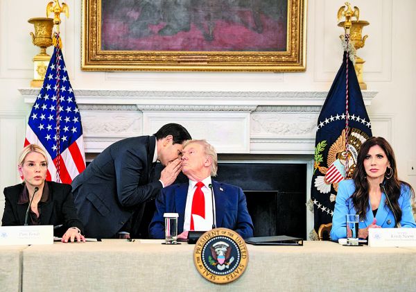 Rubio notifica del acuerdo al republicano, flanqueado por fiscal Pam Bondi y la titular de Seguridad Nacional, Kristi Noem. Reuters