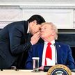 Rubio notifica del acuerdo al republicano, flanqueado por fiscal Pam Bondi y la titular de Seguridad Nacional, Kristi Noem. Reuters