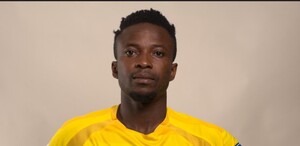 El futbolista Samuel Asamoah se rompió el cuello al chocar con una valla de publicidad durante un juego en China; podría quedar parapléjico