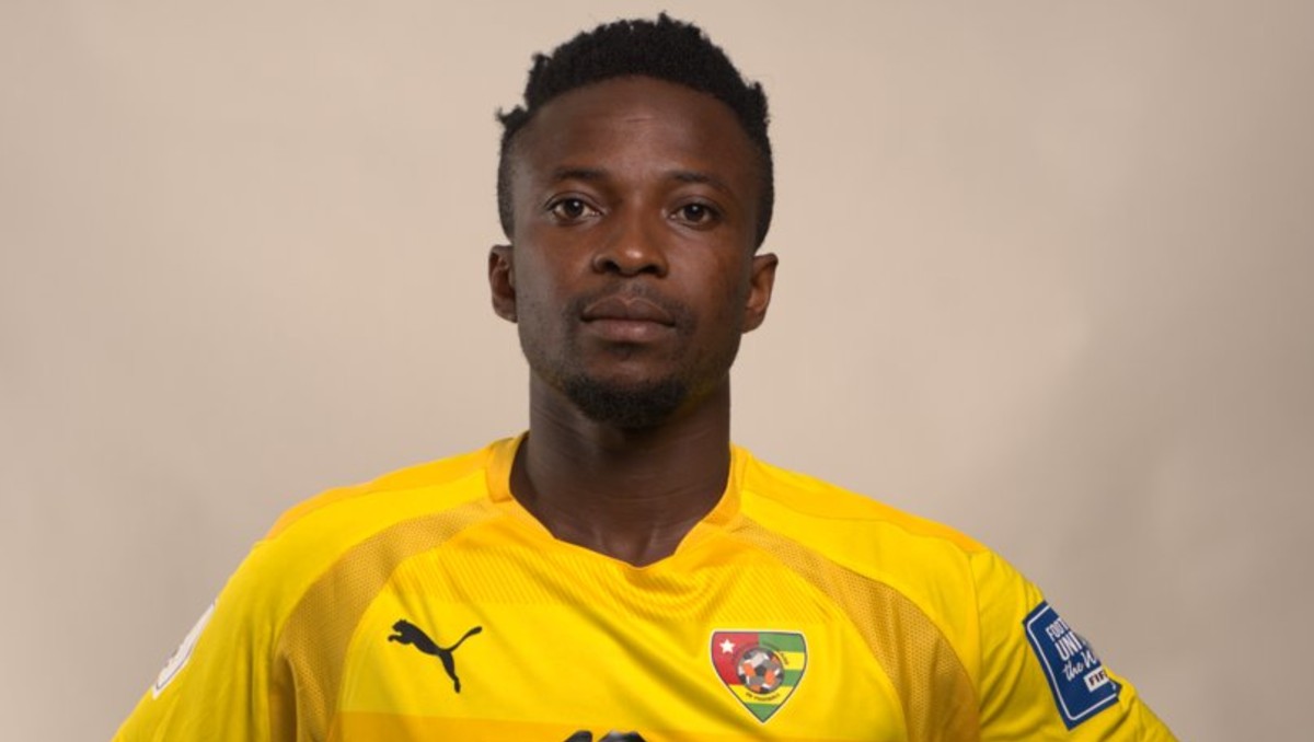 Samuel Asamoah se rompió el cuello al chocar con una valla de publicidad durante un juego en China (X @ FtfTogolaise)