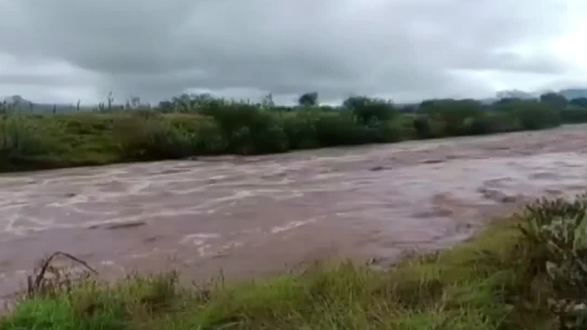 En San Luis Potosí, las intensas lluvias dejan a comunidades aisladas por el colapso de un puente