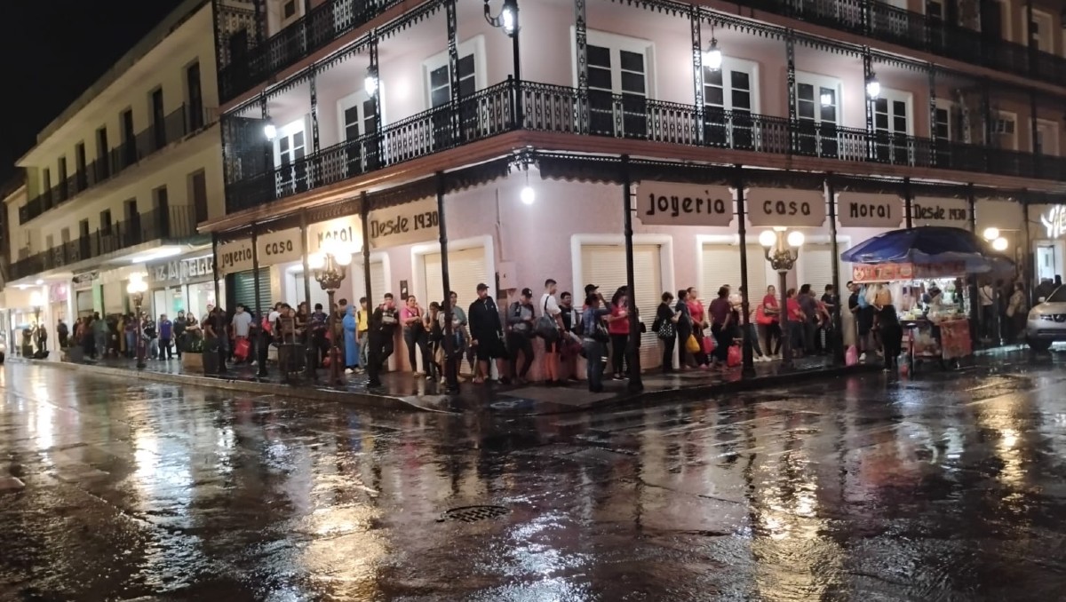 Tampiqueños afectados por las lluvias esperan el transporte público en la Zona Centro. (Sergio Sánchez)