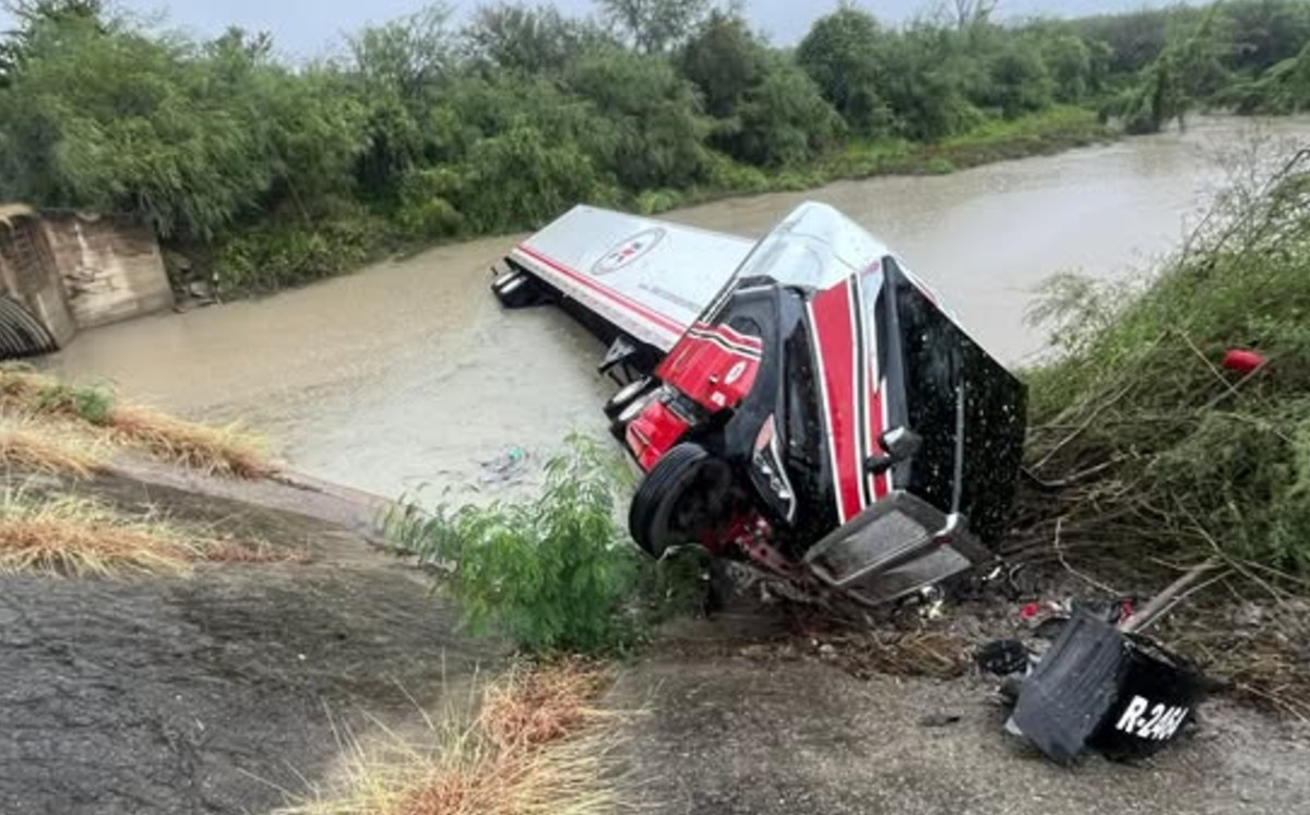 Tractocamion se vuelca sobre carretera federal a la altura de Jiménez