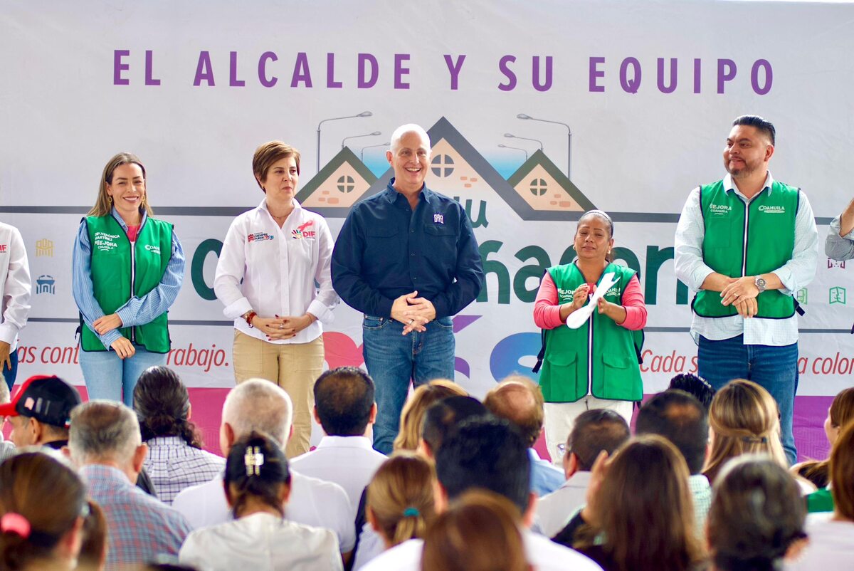Alcalde de Torreón entrega plazas en Hacienda Santa María. (Cortesía)