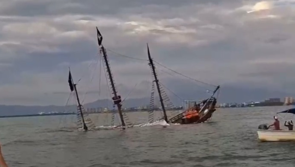 Uno de los barcos icónicos de la bahía de Puerto Vallarta se hundió este viernes (Foto: Especial)