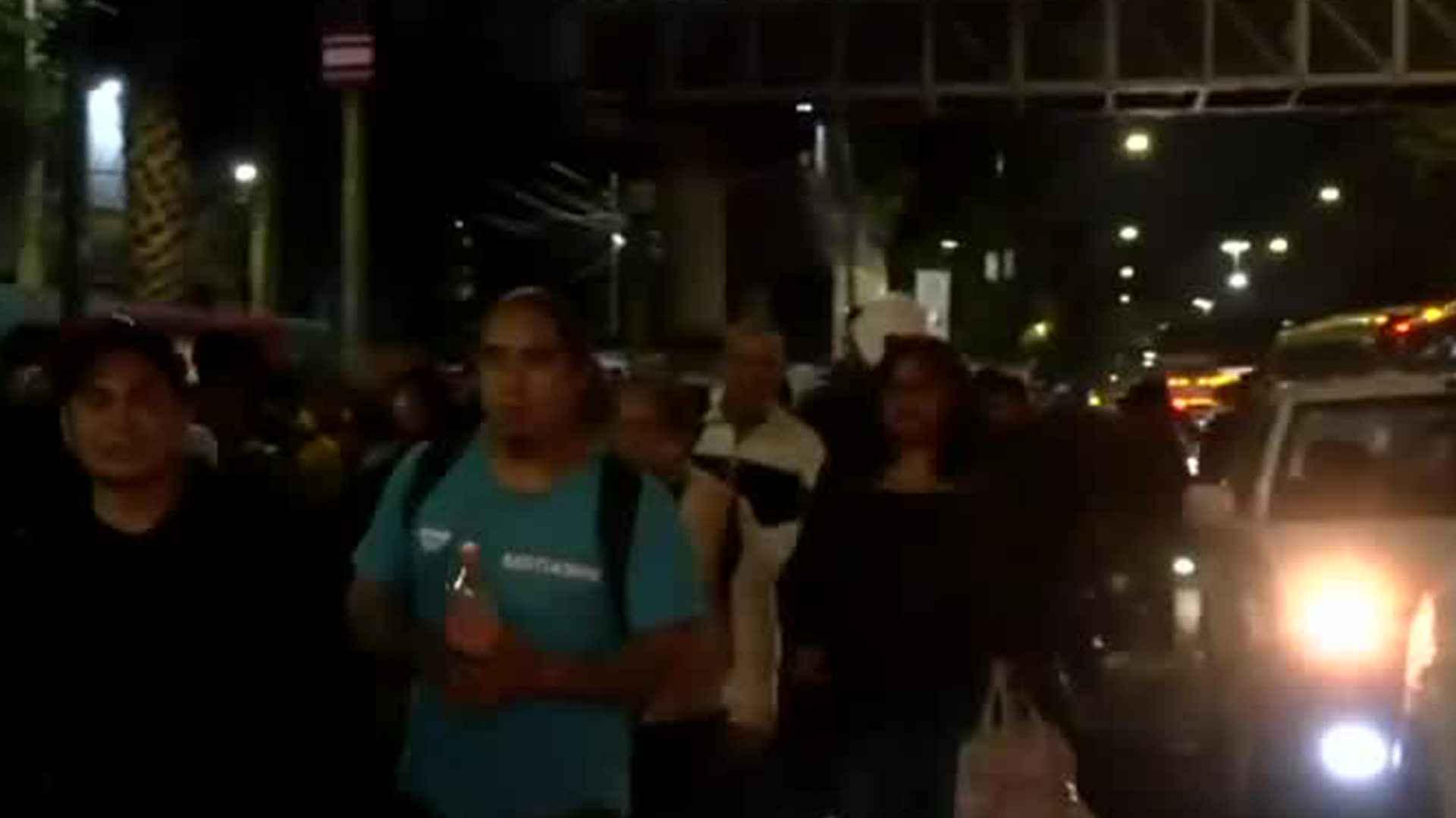 En CdMx, la Línea A del metro colapsa, hay miles de usuarios varados y tres horas de espera