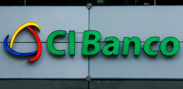 Advierte que más de tres mil empleados del banco están en riesgo de quedarse sin trabajo, mientras que miles de cuentahabientes podrían verse afectados.