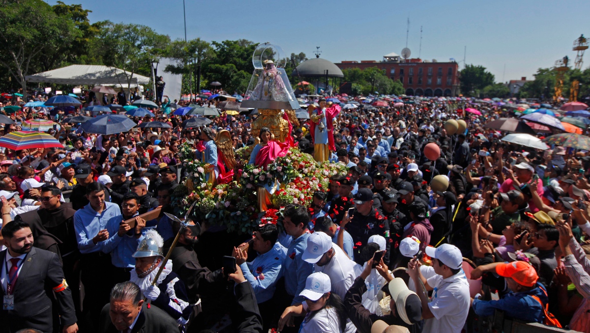Cientos de miles de tapatíos salen a las calles para acompañar a la Virgen de Zapopan (Foto: Fernando Carranza)