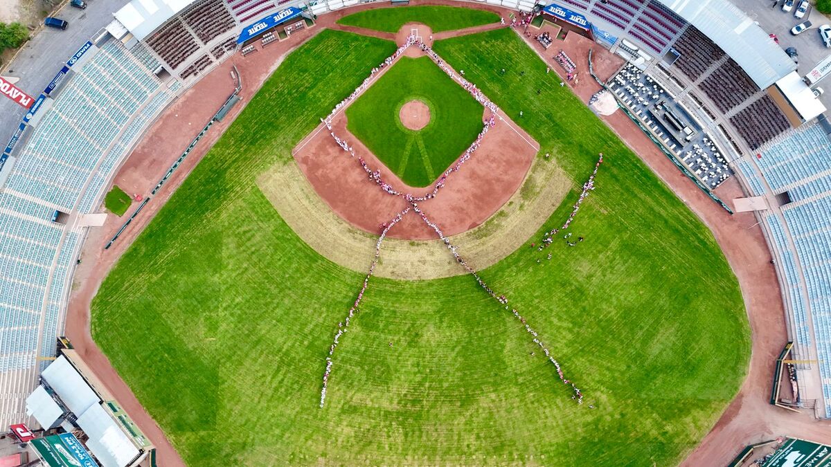 Forman el Lazo Rosa Algodonero en el Estadio Revolución. (Verónica Rivera)
