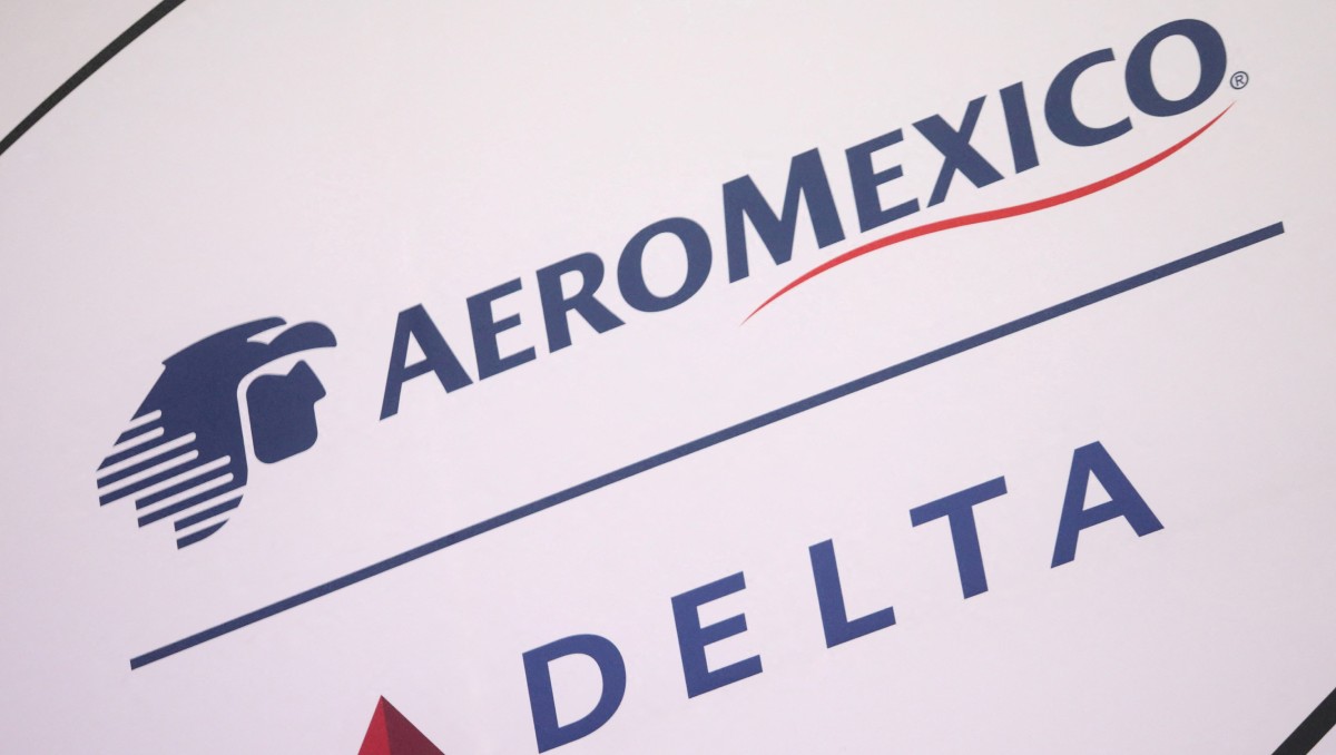 Logos de AeroMéxico y Delta Airlines en evento de lanzamiento de la nueva alianza entre ambas aerolíneas. Foto: Reuters