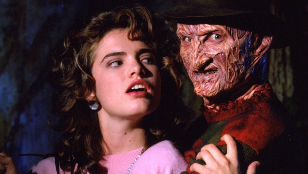 A Nightmare on Elm Street (1984) introdujo a Freddy Krueger, un asesino que ataca a sus víctimas en el lugar más seguro: sus sueños.