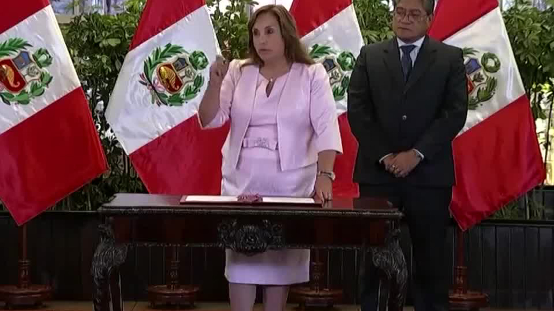 En Perú, congresistas buscan destituir a Dina Boluarte como presidenta