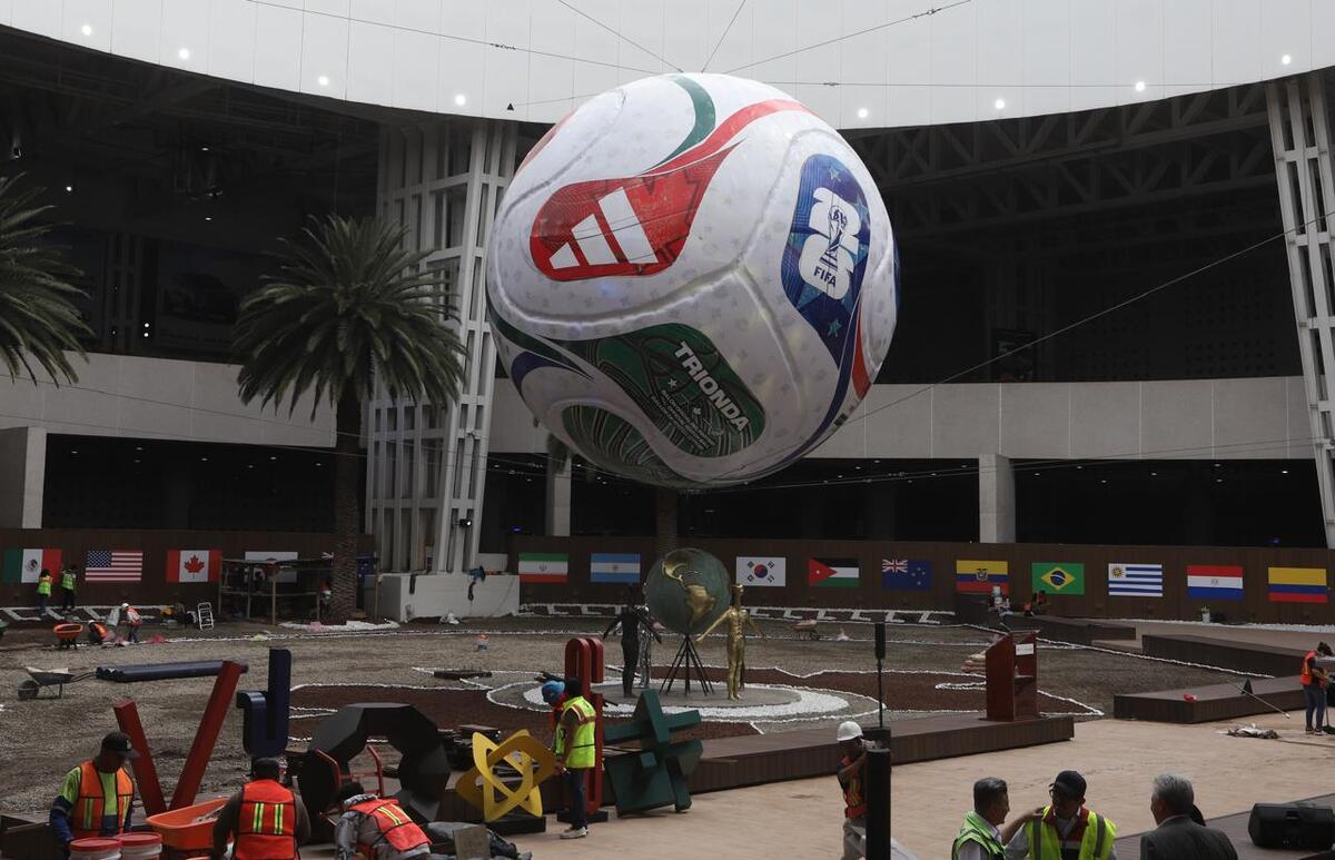 Presentación del balón monumental oficial de mundial 20-26 en terminal 2 del aeropuerto internacional Benito Juárez . | Jorge Carballo