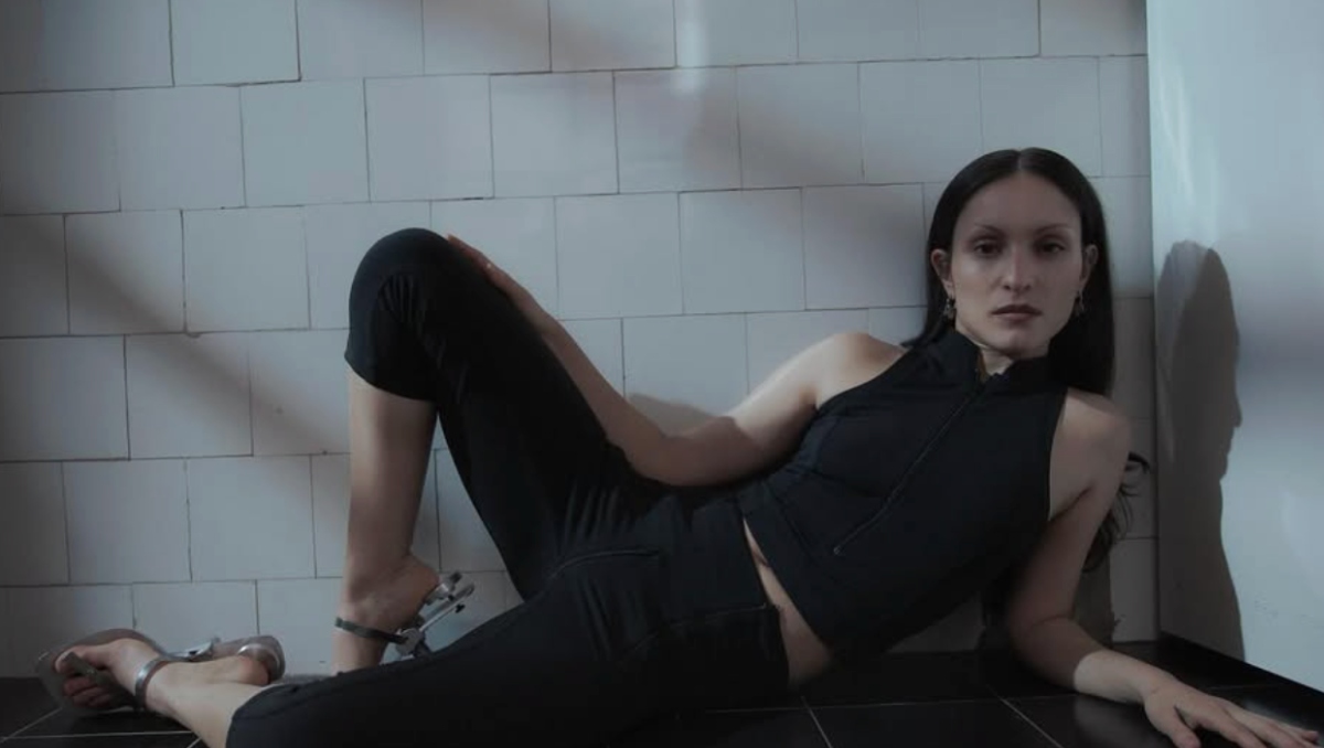 La firma mexicana Ket Void inaugura Acciones de Moda 2025 con una instalación que explora el cuerpo, la restricción y la sensualidad desde una mirada