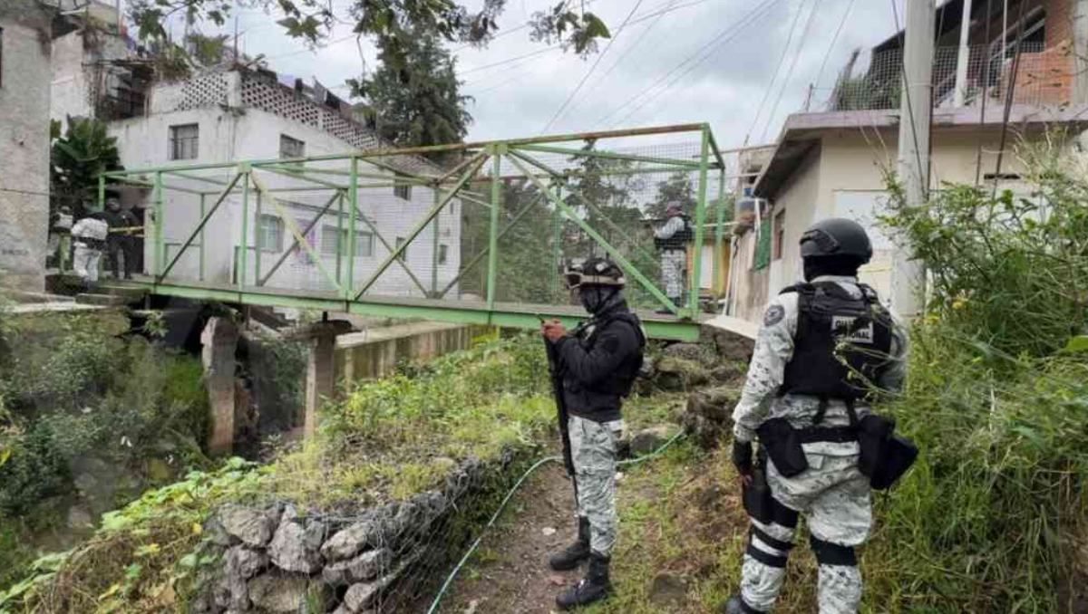 Guardia Municipal aseguró el cuerpo en el Río Totolinga con cuerda para evitar que la corriente lo arrastrara. Foto: Jorge Becerril