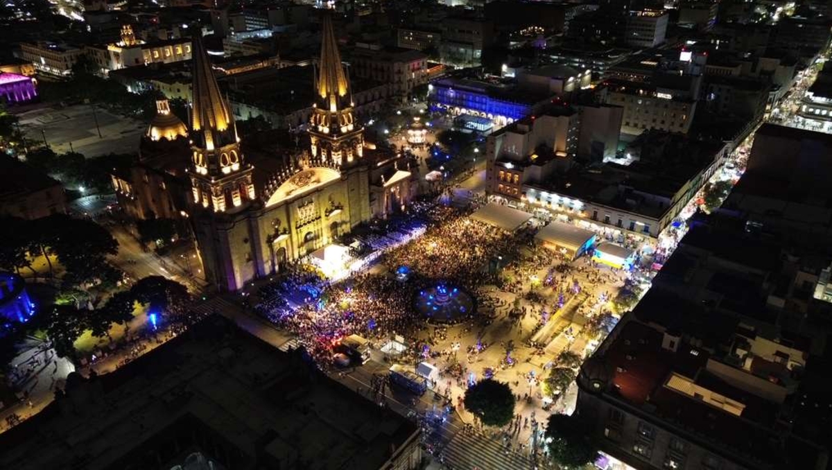 Helicópteros del Estado y Guadalajara sobrevolaron la Plaza Guadalajara (Foto: Cortesía)