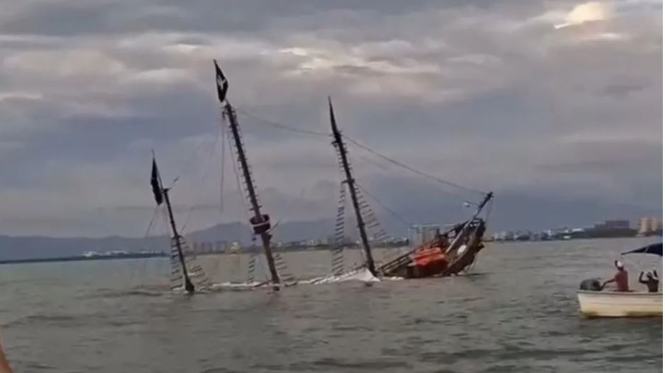 Se hunde réplica de la Santa María de Cristóbal Colón en bahía de Puerto Vallarta