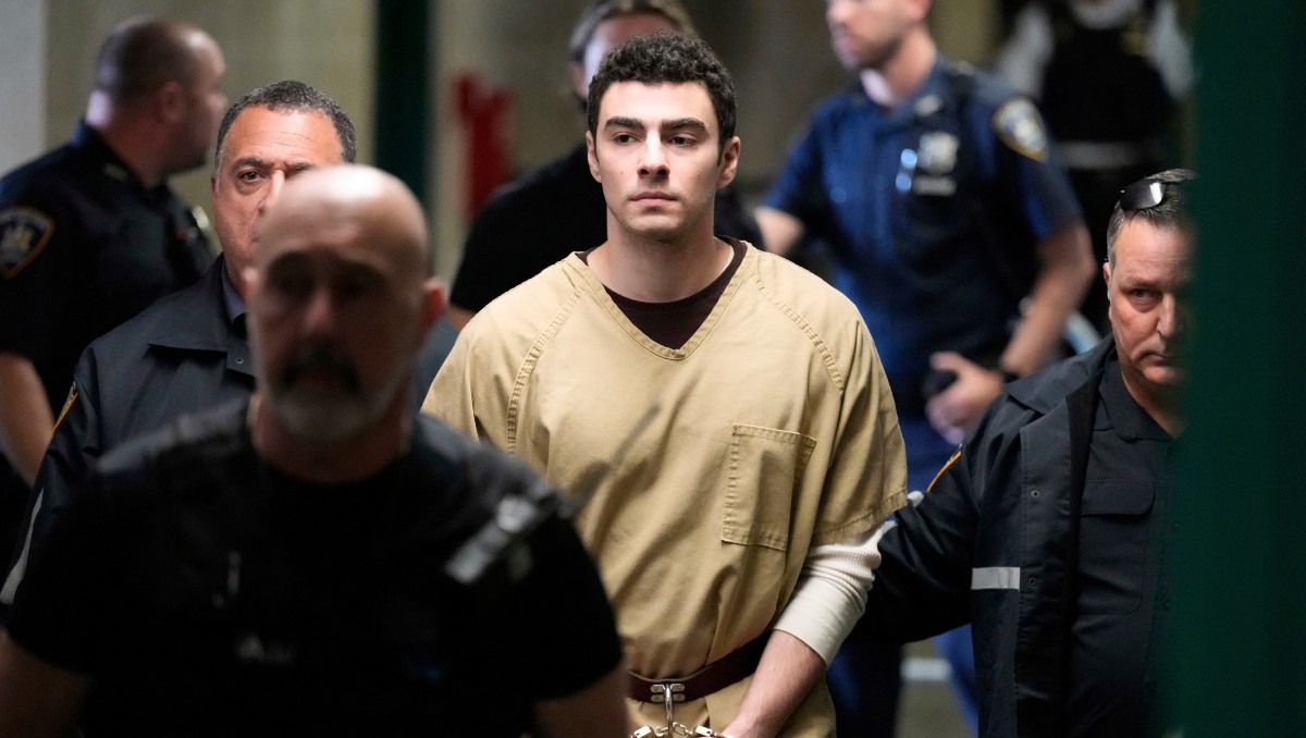 Luigi Mangione es escoltado a la sala de un tribunal, en Nueva York | AP