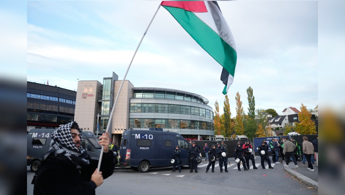 Manifestantes pro-Palestina protestan previo al Noruega vs Israel (AP)