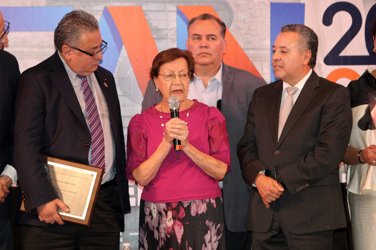 Notaria lagunera es reconocida por 63 años de servicio. (Rolando Riestra)