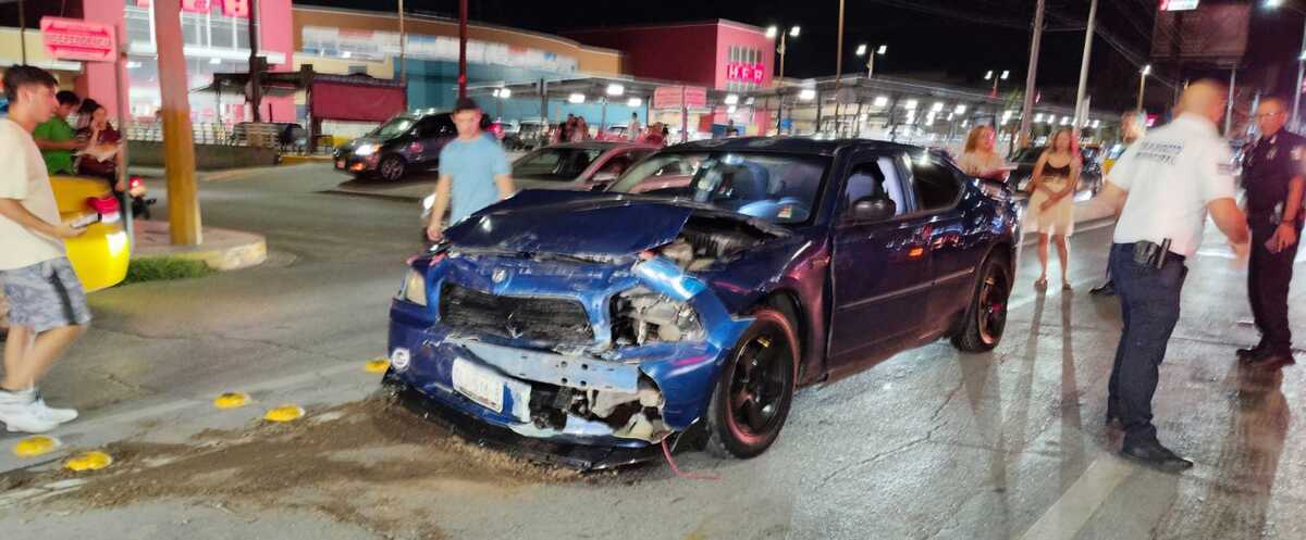 El presunto responsable de la carambola sería el Dodge azul que terminó totalmente destrozado en su parte frontal. | Especial