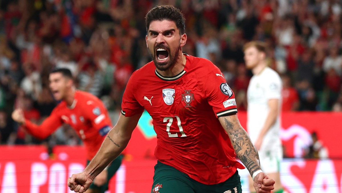 Rubén Neves anota en el triunfo de Portugal sobre Irlanda en las Eliminatorias UEFA (Reuters)