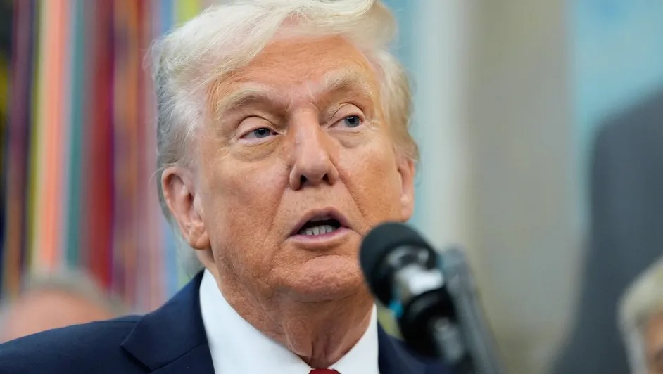 Trump impone aranceles del 100% a productos importados desde China