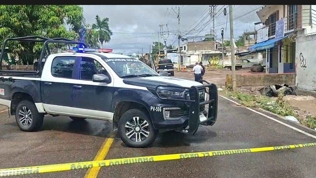 La camioneta fue arrastrada por la corriente de un canal pluvial y quedó atorada debajo de una boca de tormenta. (Cortesía)