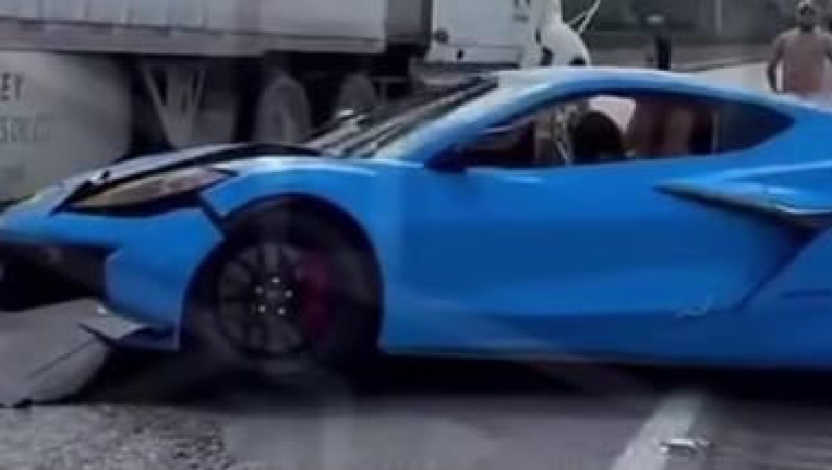 El choque del lamborghini obstruyó la circulación en la Chamapa-Lechería. Foto: (Especial)