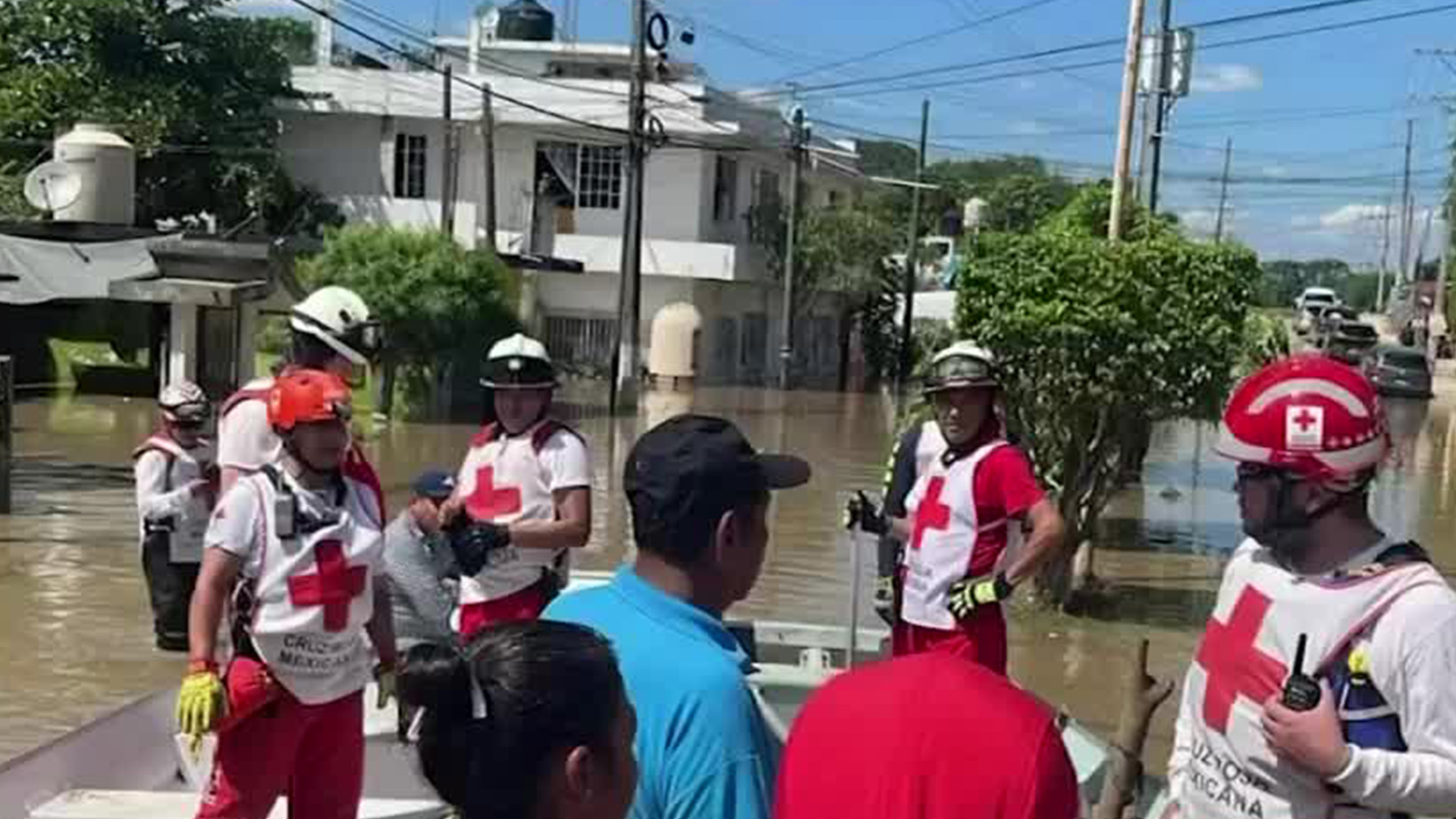 La Cruz Roja despliega lanchas, 4 tráileres y 100 voluntarios con ayuda humanitaria