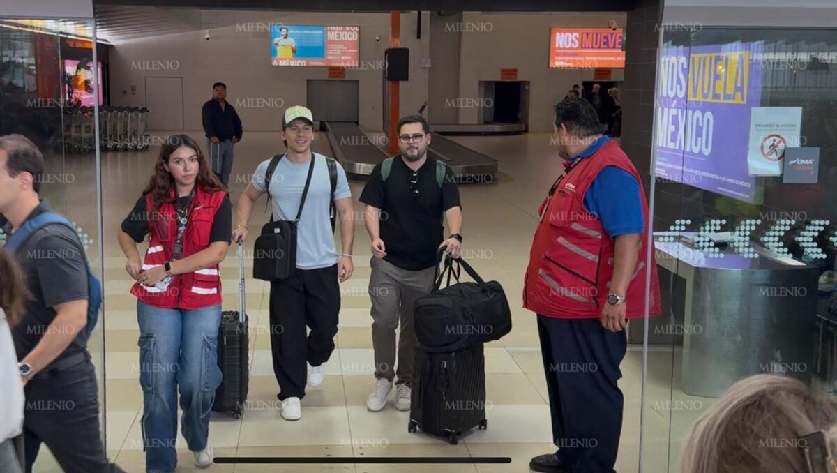El influencer fue recibido por su mamá en el Aeropuerto de Monterrey. | Tadeo Gómez y Uriel Reyna.
