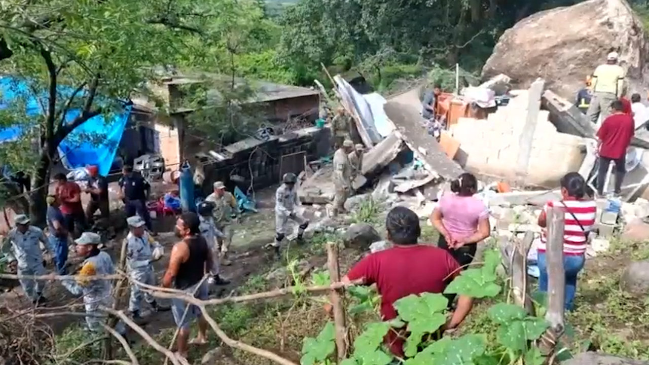 Mueren tres personas por deslave en Morelos tras intensas lluvias