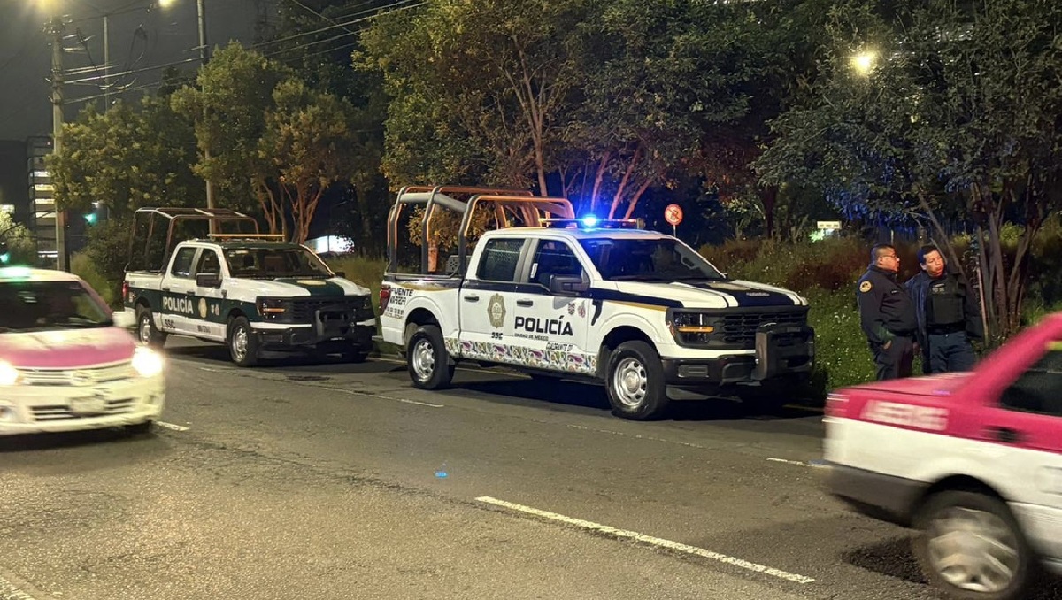 Policías de la SSC acudieron a la escena del crimen, donde peritos acordonaron el lugar para levantar el cuerpo. | Especial