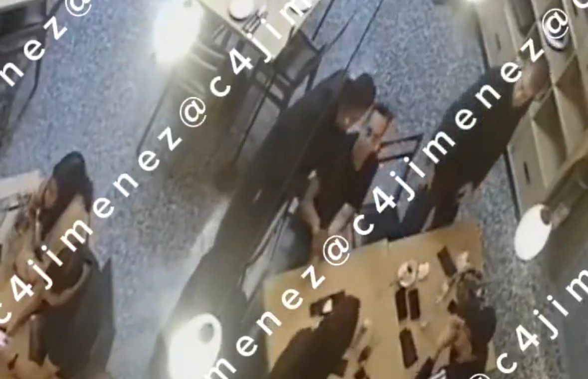 El agresor saca un arma de fuego para amenazar a un hombre, a quien lo despoja de un reloj Rolex. | Especial