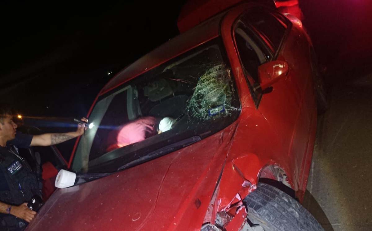 El auto intentaba esquivar un bache cuando impactó al motociclista. l Especial