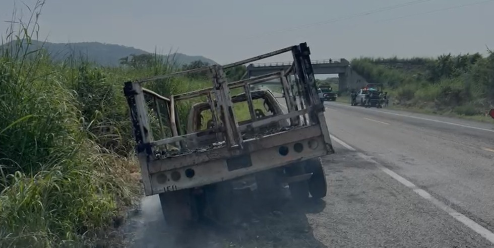 Instalan narcobloqueos en carreteras de Chiapas; al menos 10 vehículos fueron incendiados
