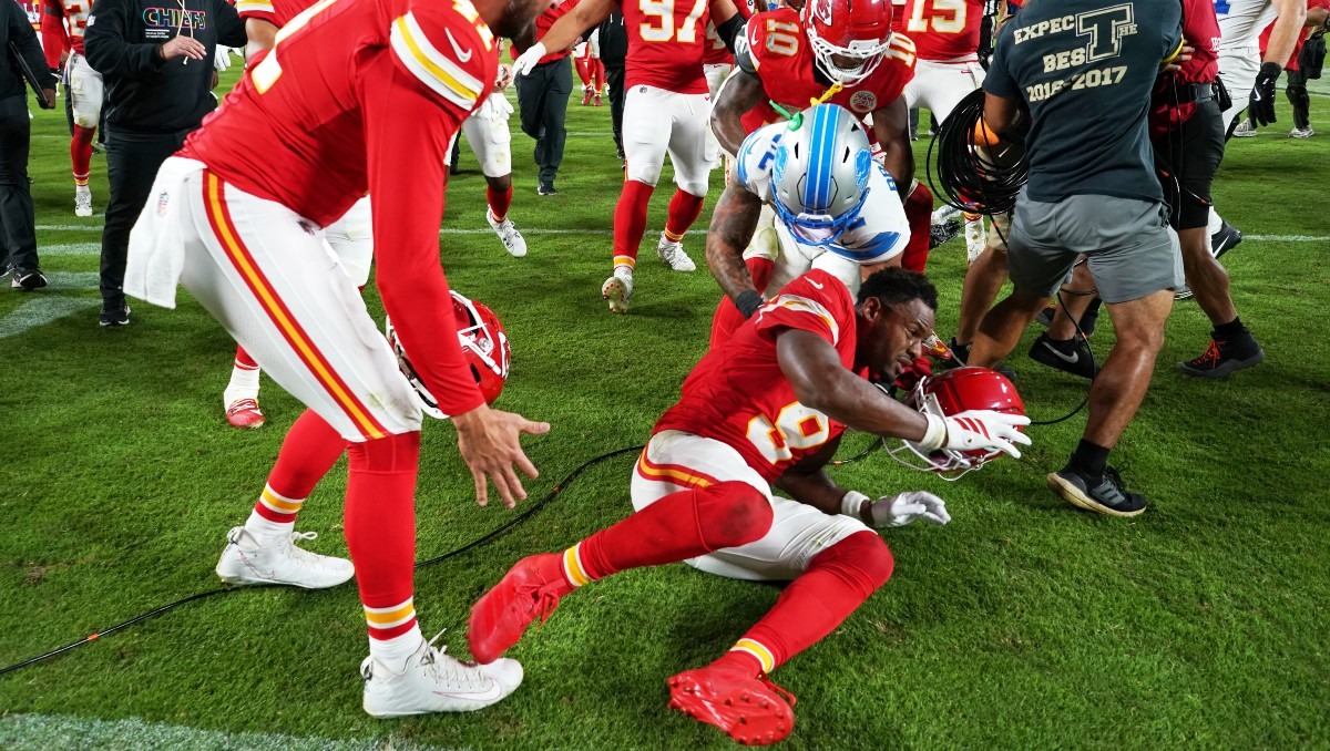 Brian Branch suspendido por un partido por golpear a jugador de Chiefs (AP)