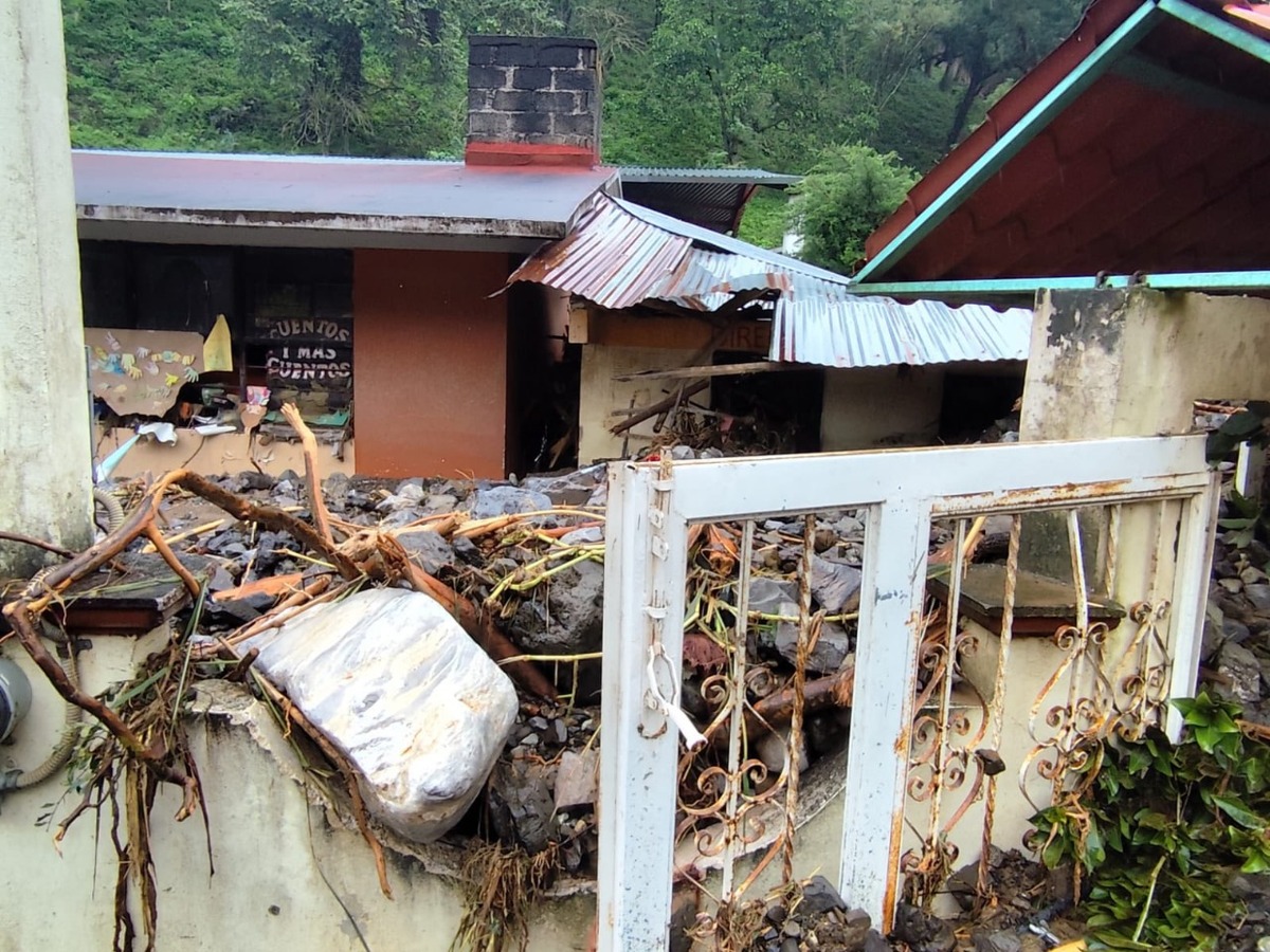 Casas quedaron destruidas en Chapula, Hidalgo, tras el desbordamiento de un arroyo cercano. (Cortesía)