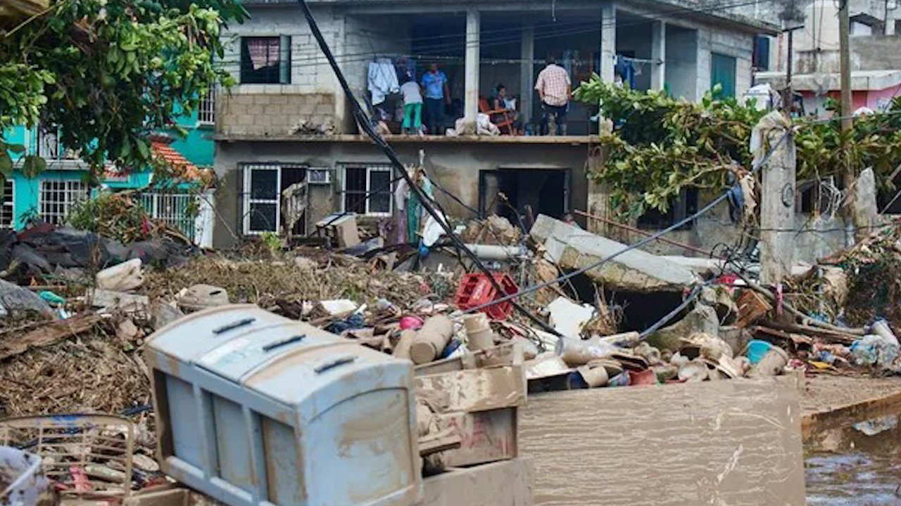 Casas siguen bajo el lodo tras desbordamiento en Poza Rica