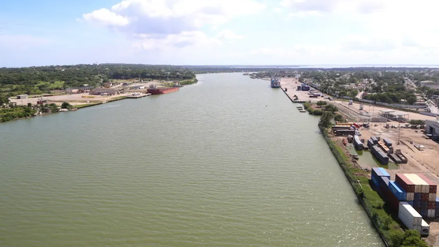 Evacúan familias en Tampico y norte de Veracruz por crecida del río Pánuco