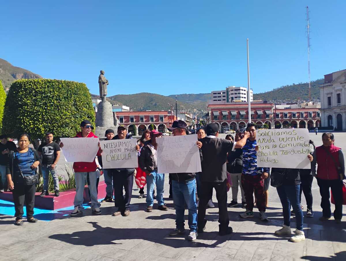 Familiares de pobladores de Cholula, Tianguistengo, se manifestaron en Palacio de Gobierno para pedir ayuda aérea. (Alejandro Reyes)