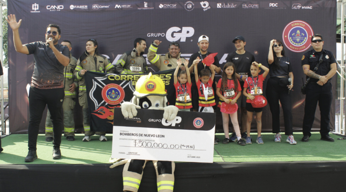 Grupo GP entregó un donativo a los Bomberos de Nuevo León, resultado de las aportaciones de colaboradores, socios y proveedores. (Cortesía)