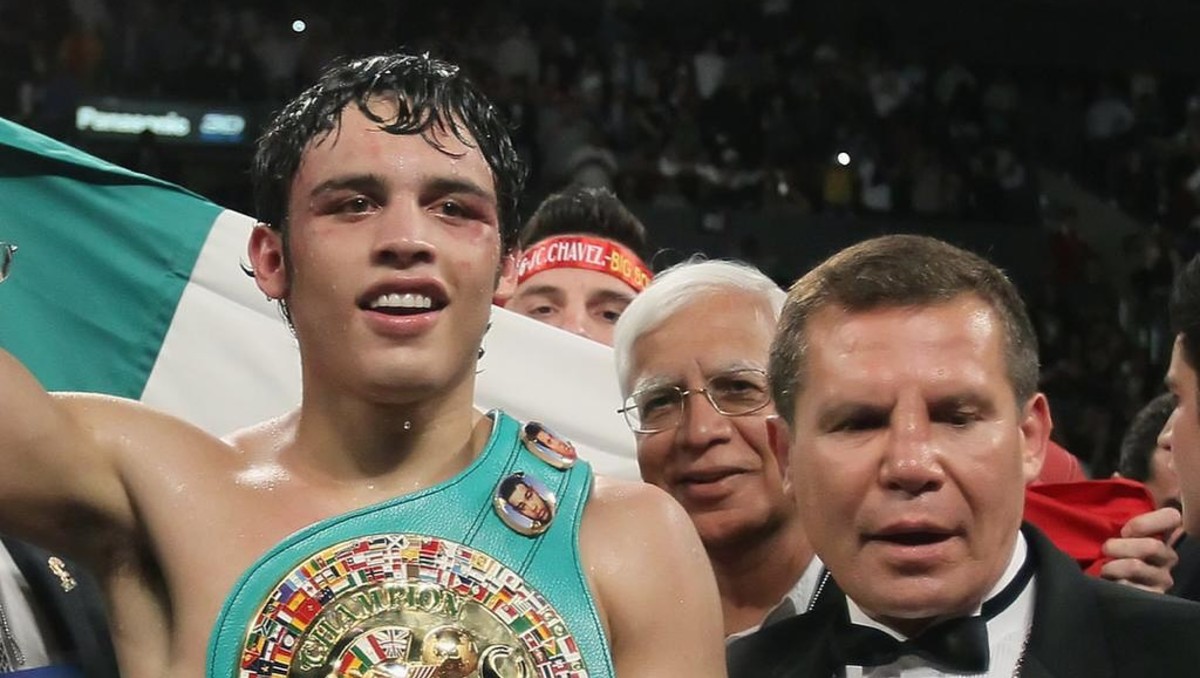 Julio César Chávez Jr y Julio César Chávez durante una pelea (Instagram @daznboxing)
