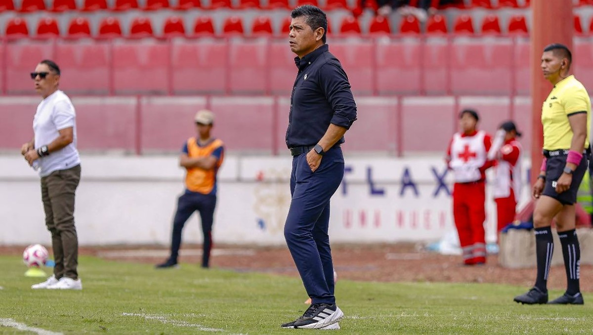 Marco Antonio "Chima" Ruiz observa el juego entre la Jaiba Brava y Coyotes de Tlaxcala.