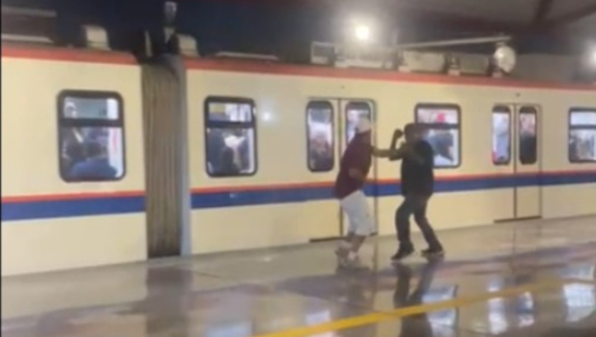 Durante la pelea no se observó a ningún guardia de seguridad del transporte público. Foto: Especial