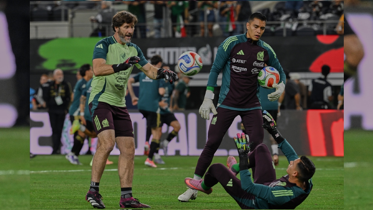 Los porteros de Chivas y América compiten por el arco nacional (Foto: MexSport)