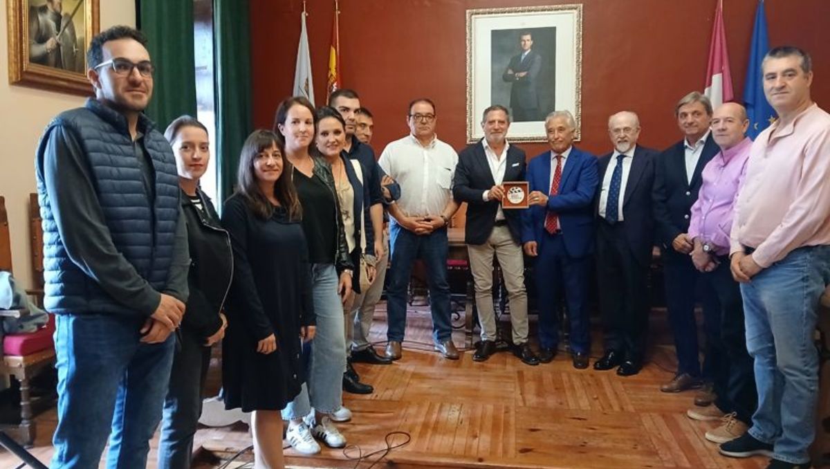 La Secretaria General informó que el título de hijo adoptivo se concedió por unanimidad de los presentes | Especial