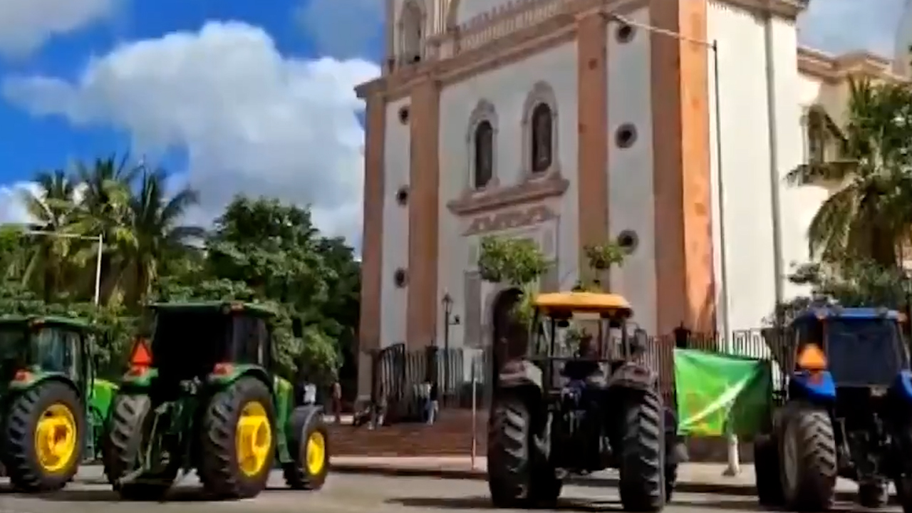 Agricultores bloquean carreteras y casetas en Sinaloa por paro nacional
