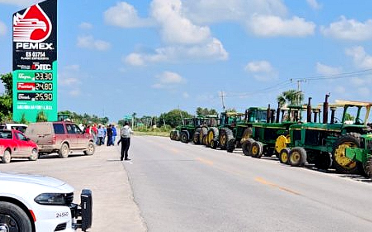 Agricultores bloquean carreteras de Tamaulipas; exigen apoyo federal