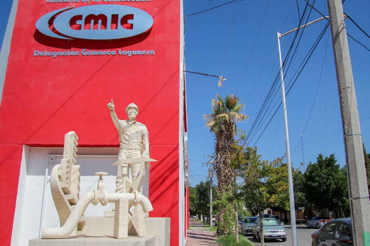 Betzabé Martínez firma convenio de colaboración con la CMIC Laguna. (Verónica Rivera)